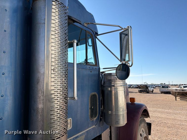 image for item YA5066 2007 Freightliner FLD132 semi truck