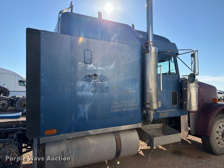image for item YA5066 2007 Freightliner FLD132 semi truck
