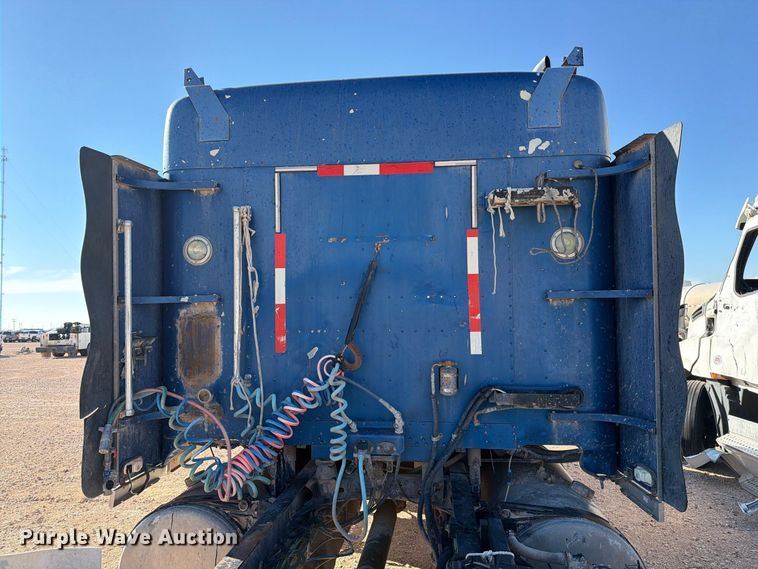image for item YA5066 2007 Freightliner FLD132 semi truck