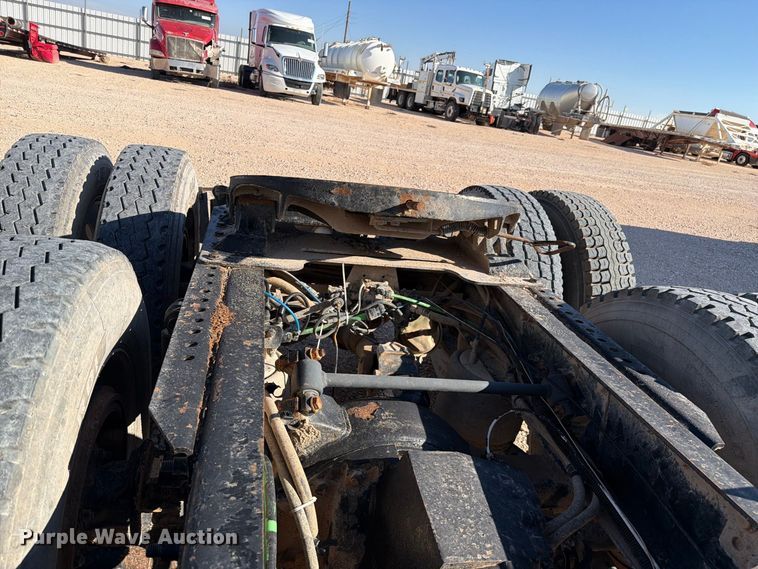 image for item YA5066 2007 Freightliner FLD132 semi truck