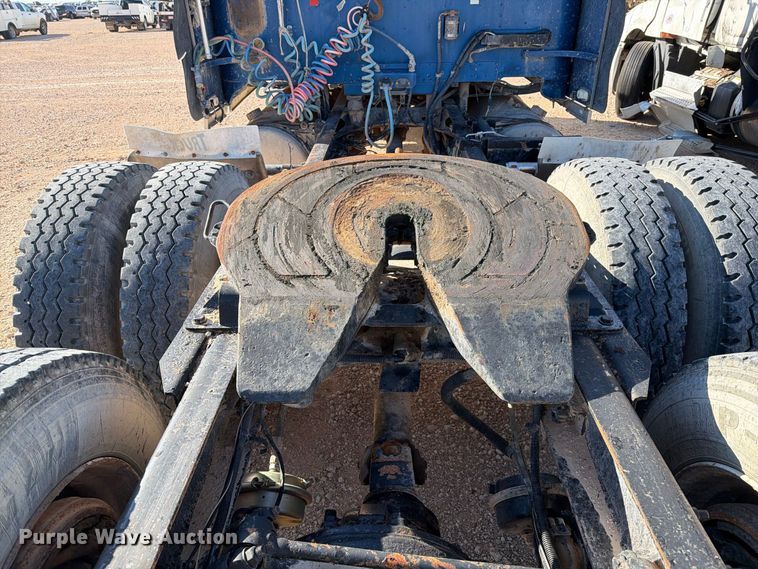 image for item YA5066 2007 Freightliner FLD132 semi truck