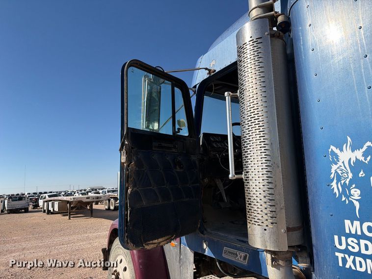 image for item YA5066 2007 Freightliner FLD132 semi truck