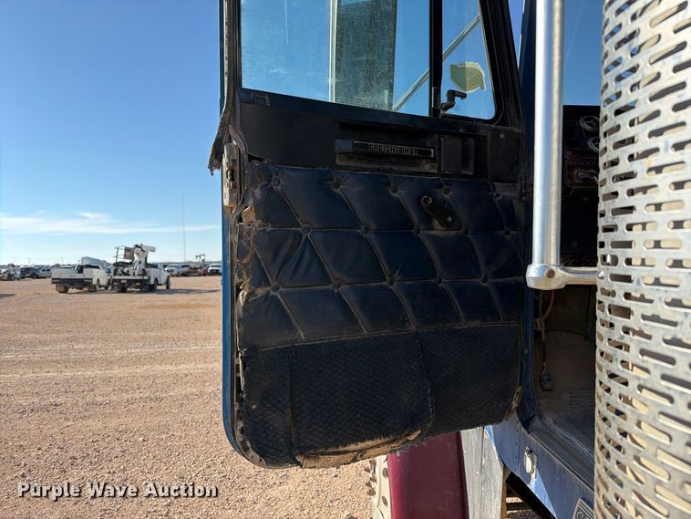 image for item YA5066 2007 Freightliner FLD132 semi truck