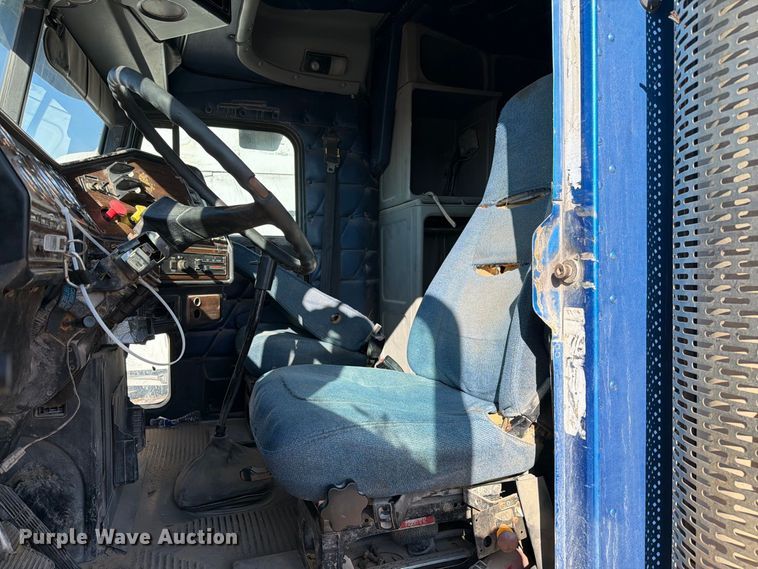 image for item YA5066 2007 Freightliner FLD132 semi truck