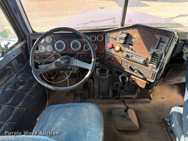 image for item YA5066 2007 Freightliner FLD132 semi truck