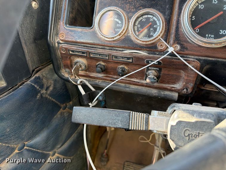 image for item YA5066 2007 Freightliner FLD132 semi truck