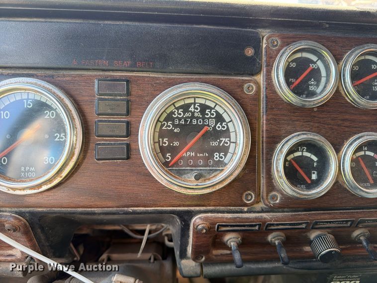 image for item YA5066 2007 Freightliner FLD132 semi truck