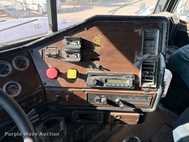 image for item YA5066 2007 Freightliner FLD132 semi truck
