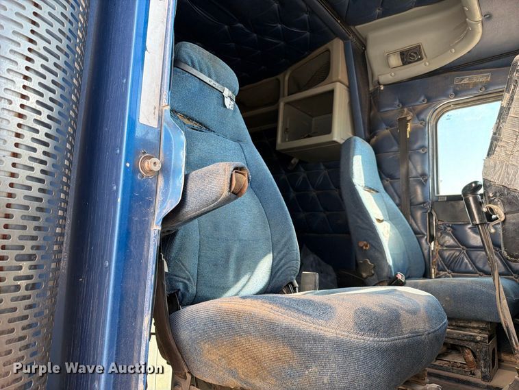 image for item YA5066 2007 Freightliner FLD132 semi truck