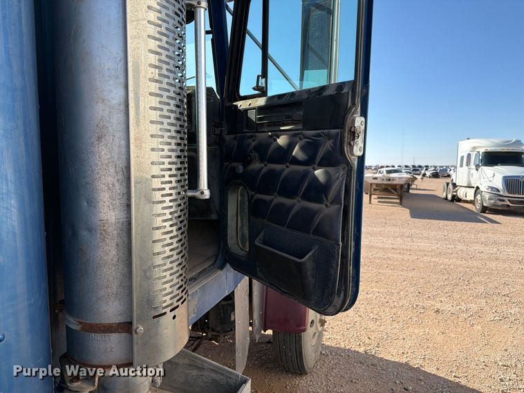 image for item YA5066 2007 Freightliner FLD132 semi truck