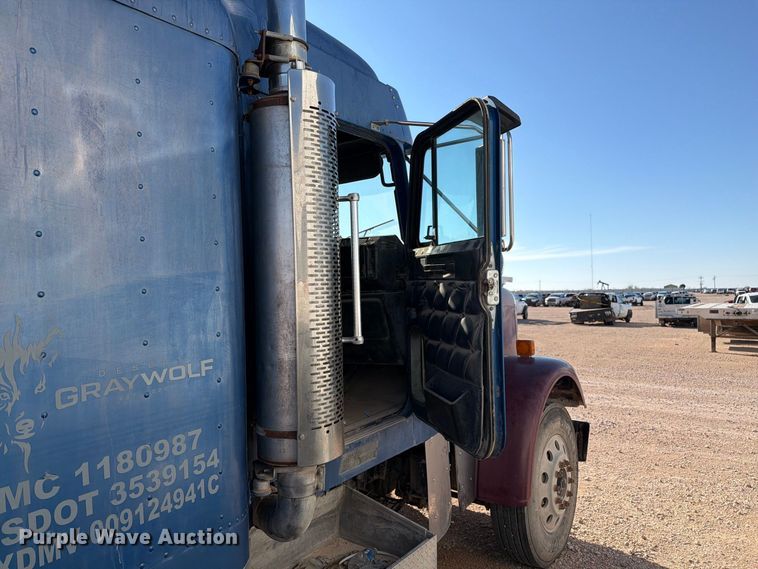 image for item YA5066 2007 Freightliner FLD132 semi truck