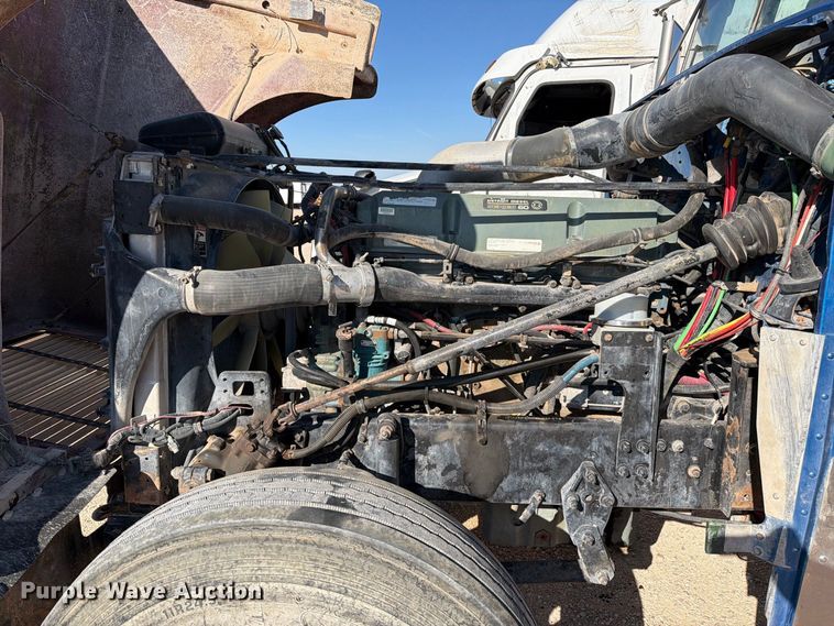 image for item YA5066 2007 Freightliner FLD132 semi truck