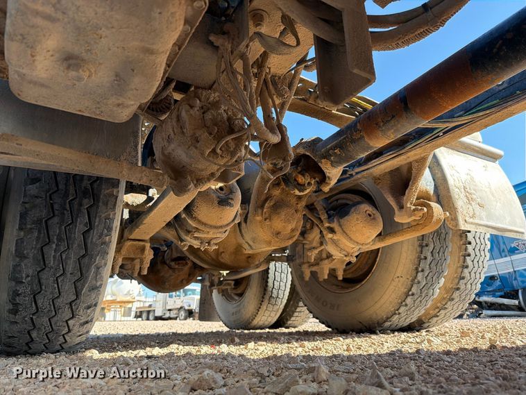 image for item YA5066 2007 Freightliner FLD132 semi truck