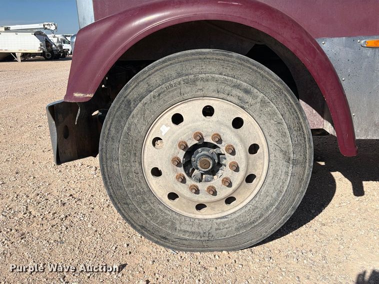 image for item YA5066 2007 Freightliner FLD132 semi truck