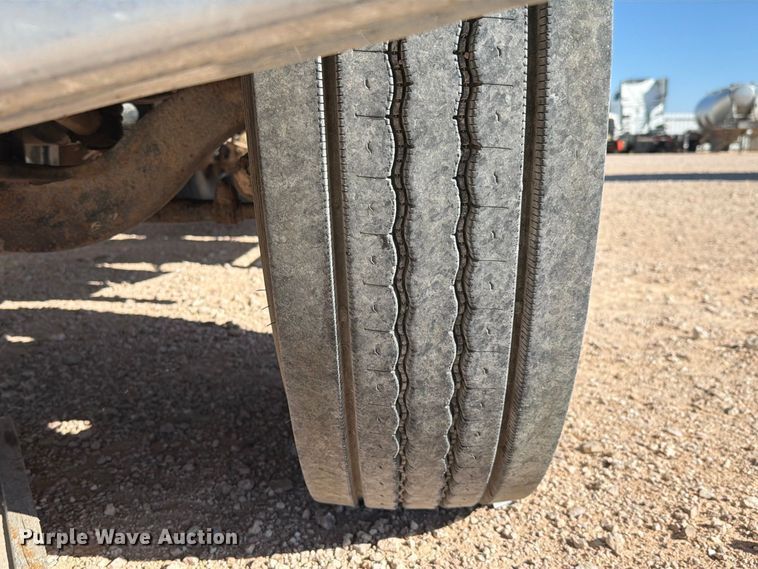 image for item YA5066 2007 Freightliner FLD132 semi truck