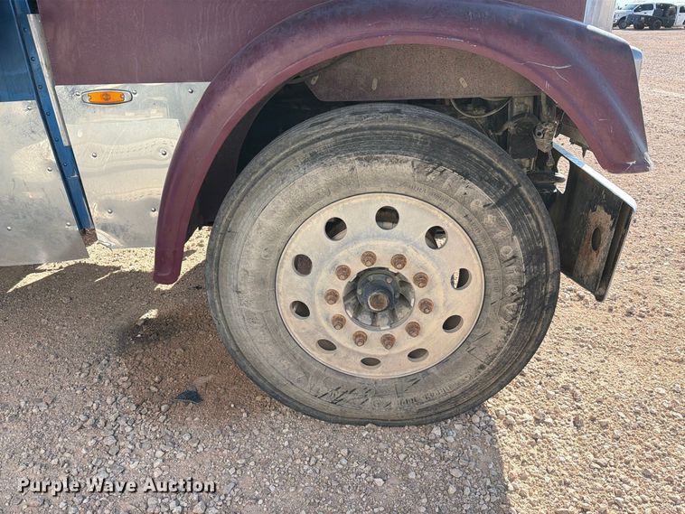 image for item YA5066 2007 Freightliner FLD132 semi truck