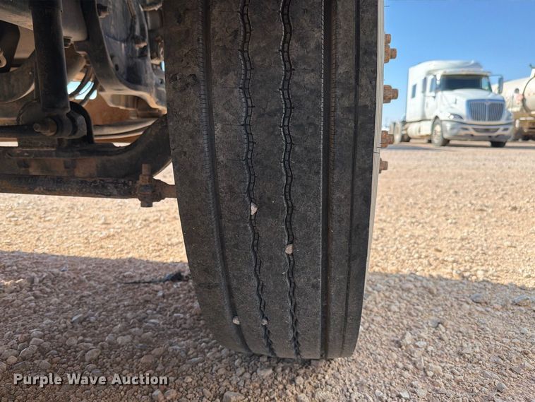 image for item YA5066 2007 Freightliner FLD132 semi truck