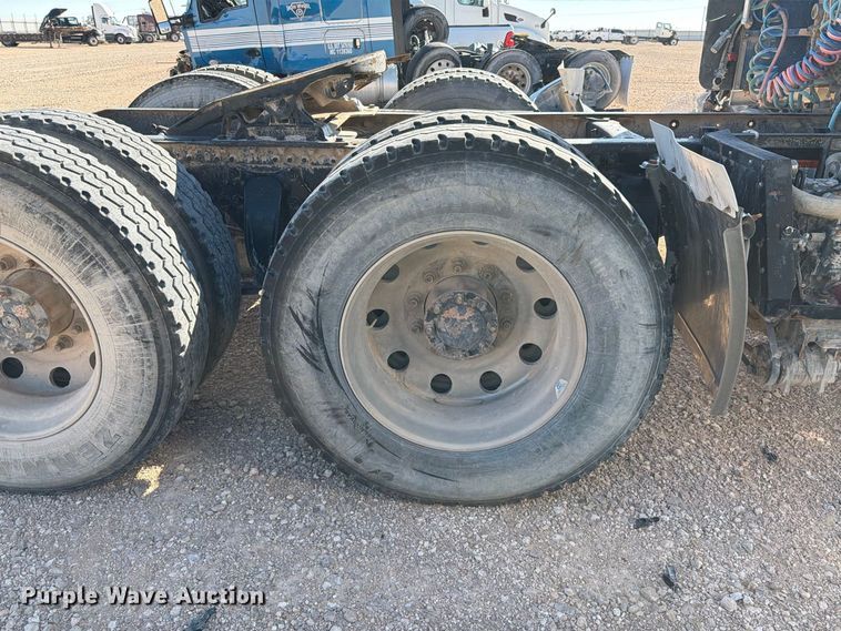 image for item YA5066 2007 Freightliner FLD132 semi truck