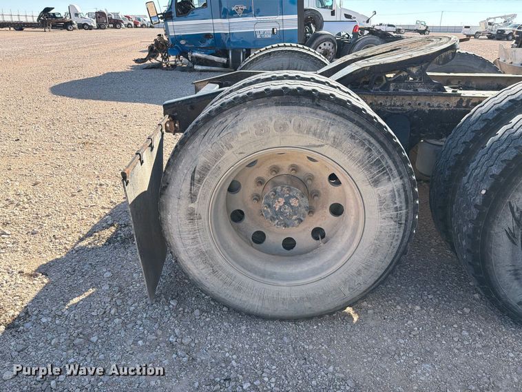 image for item YA5066 2007 Freightliner FLD132 semi truck