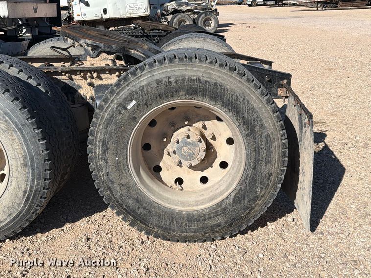 image for item YA5066 2007 Freightliner FLD132 semi truck