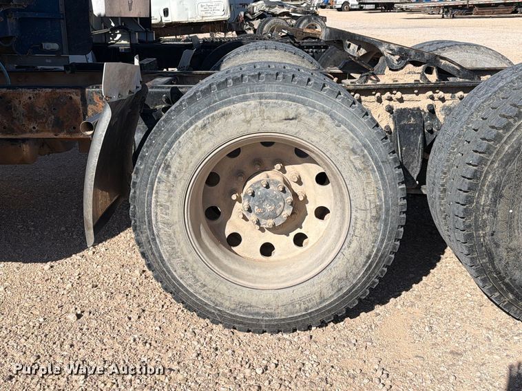 image for item YA5066 2007 Freightliner FLD132 semi truck