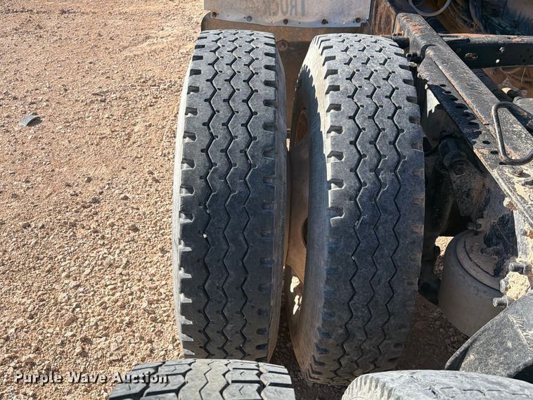 image for item YA5066 2007 Freightliner FLD132 semi truck