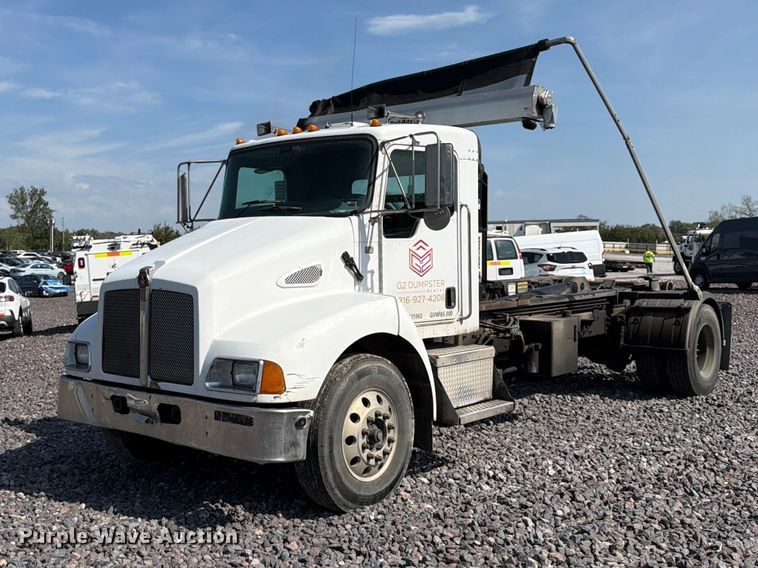 image for item YA5077 2005 Kenworth T300 hook lift truck