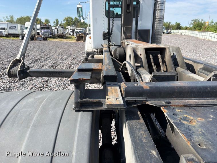 image for item YA5077 2005 Kenworth T300 hook lift truck