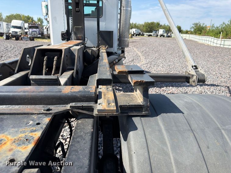 image for item YA5077 2005 Kenworth T300 hook lift truck