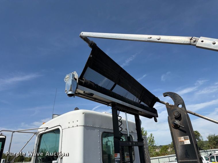 image for item YA5077 2005 Kenworth T300 hook lift truck