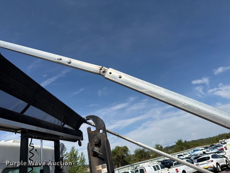 image for item YA5077 2005 Kenworth T300 hook lift truck