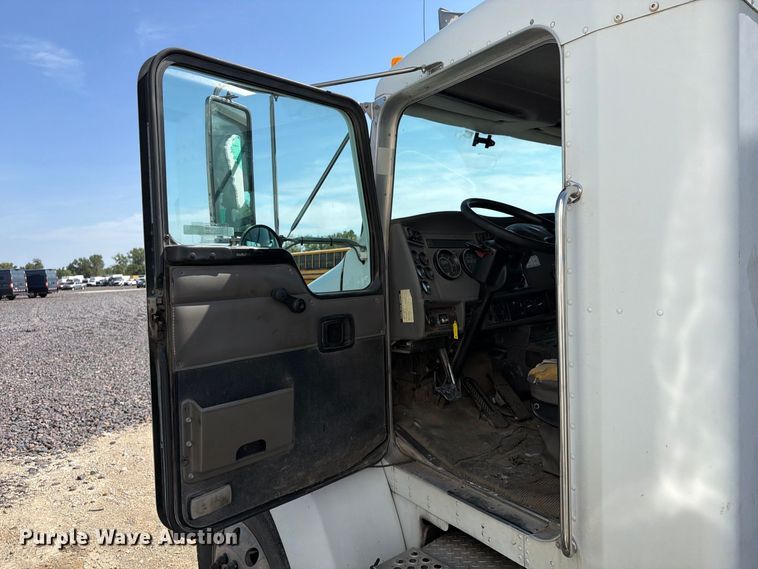 image for item YA5077 2005 Kenworth T300 hook lift truck
