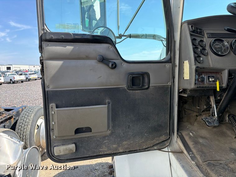 image for item YA5077 2005 Kenworth T300 hook lift truck