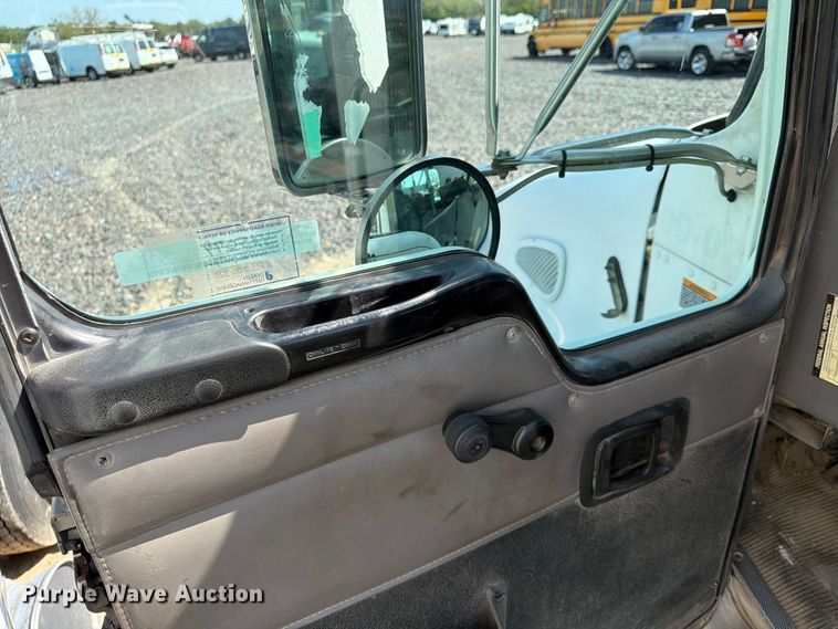 image for item YA5077 2005 Kenworth T300 hook lift truck