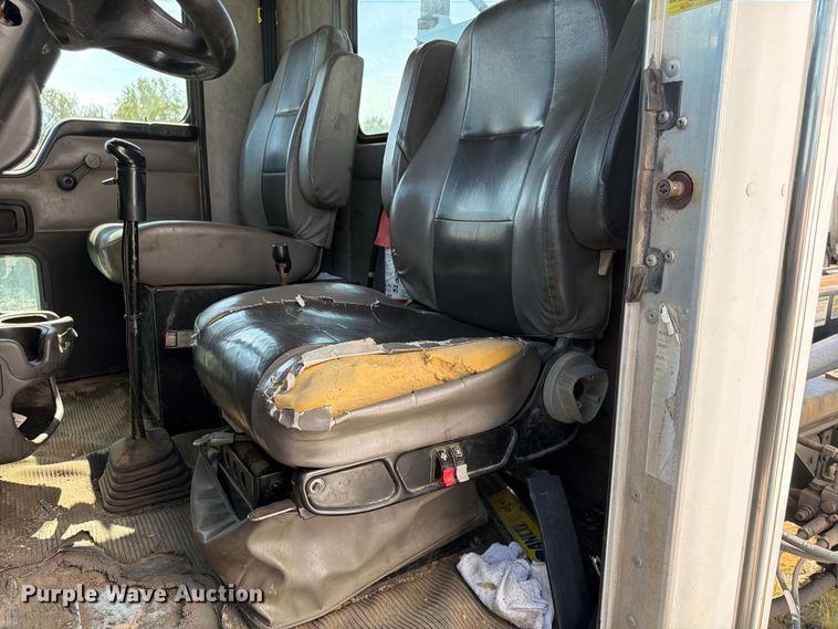 image for item YA5077 2005 Kenworth T300 hook lift truck