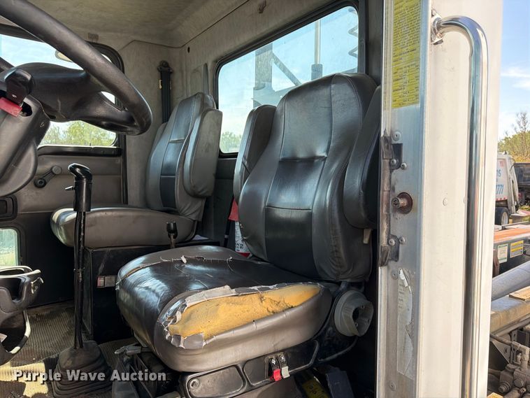 image for item YA5077 2005 Kenworth T300 hook lift truck
