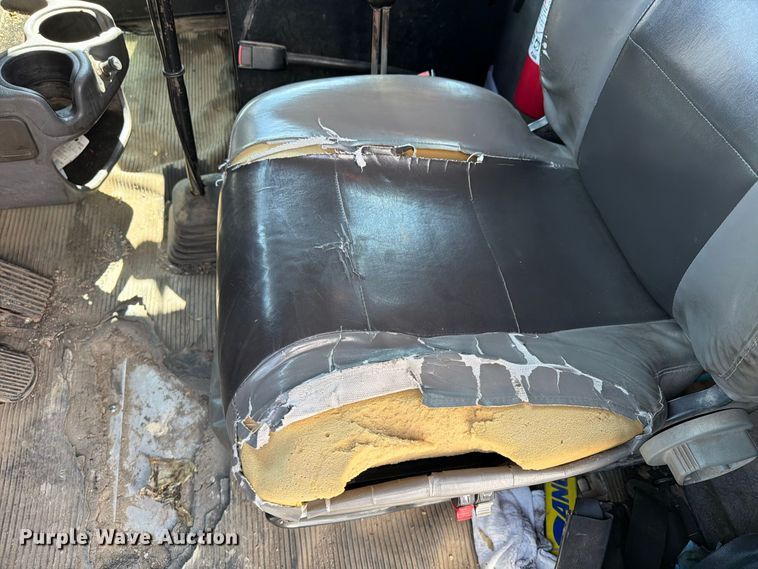 image for item YA5077 2005 Kenworth T300 hook lift truck