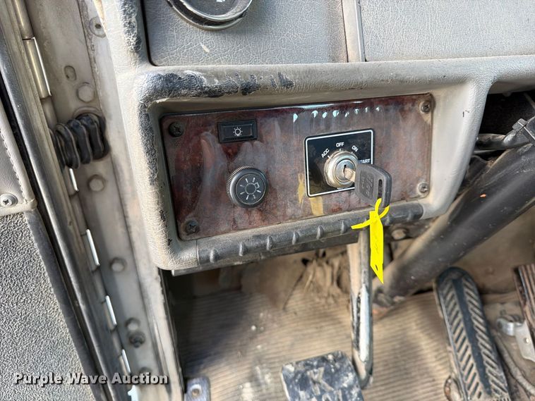 image for item YA5077 2005 Kenworth T300 hook lift truck