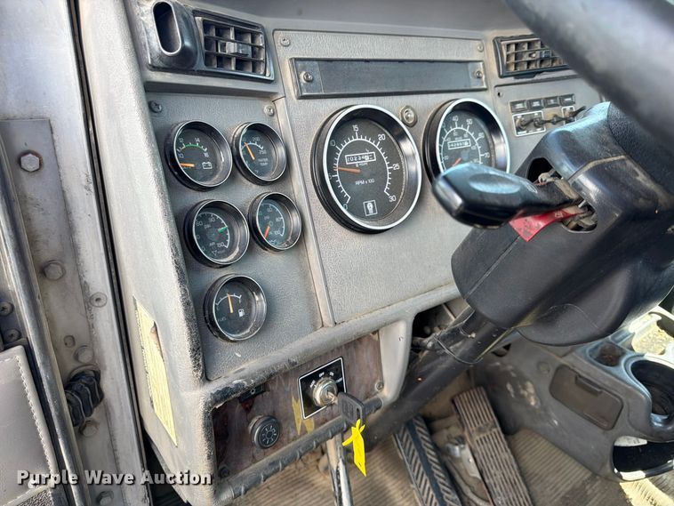 image for item YA5077 2005 Kenworth T300 hook lift truck
