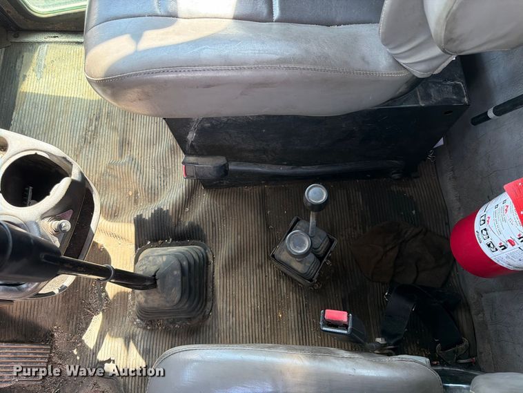image for item YA5077 2005 Kenworth T300 hook lift truck