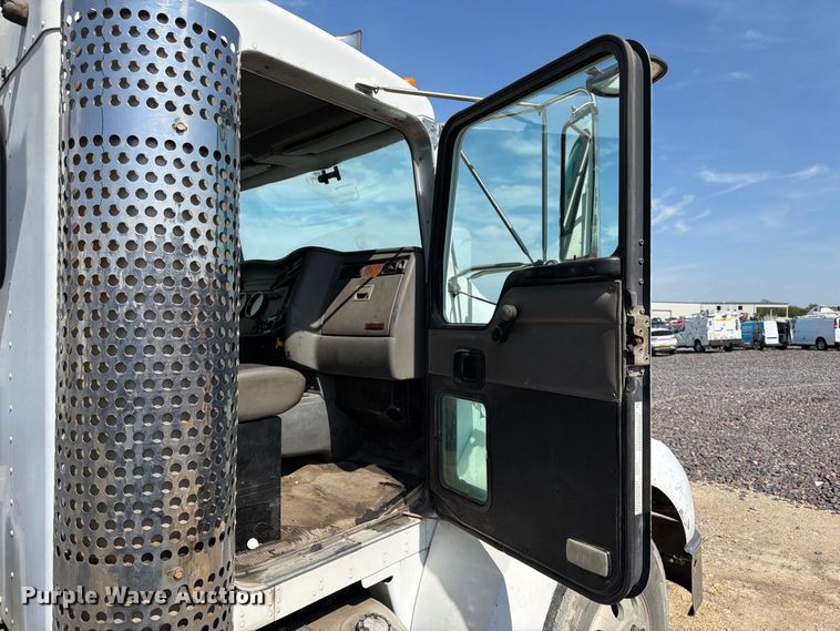 image for item YA5077 2005 Kenworth T300 hook lift truck