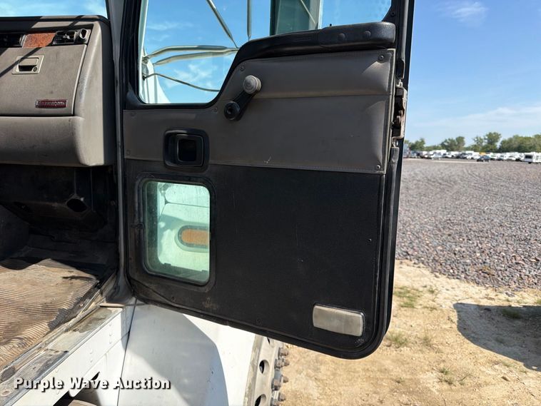 image for item YA5077 2005 Kenworth T300 hook lift truck