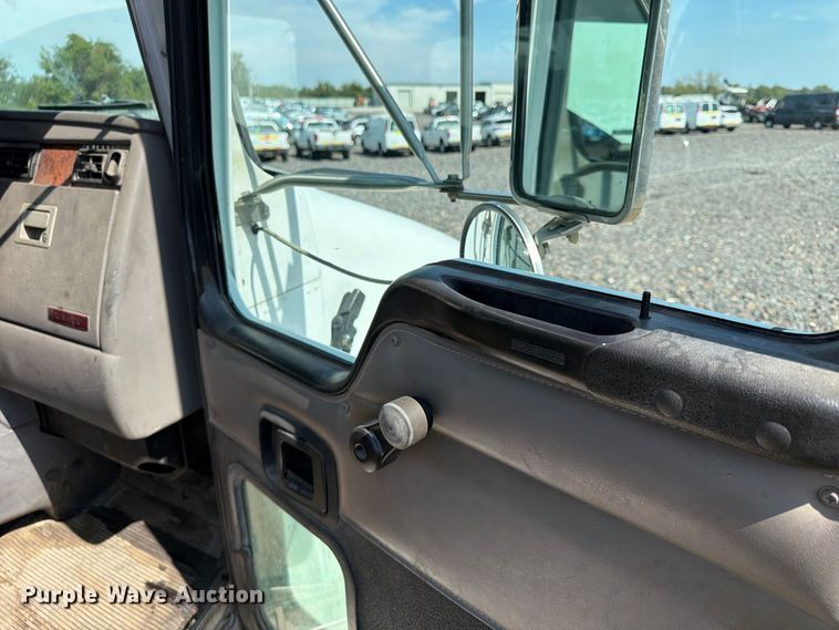 image for item YA5077 2005 Kenworth T300 hook lift truck
