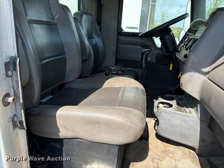 image for item YA5077 2005 Kenworth T300 hook lift truck