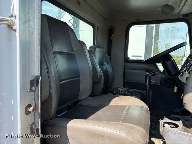 image for item YA5077 2005 Kenworth T300 hook lift truck