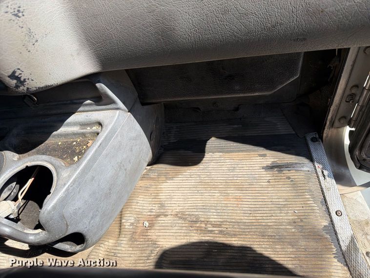 image for item YA5077 2005 Kenworth T300 hook lift truck