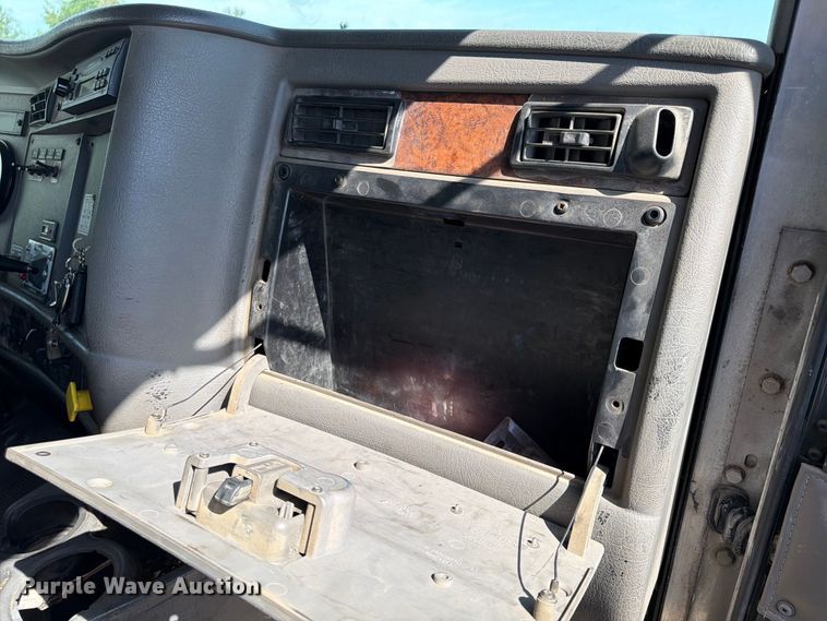 image for item YA5077 2005 Kenworth T300 hook lift truck
