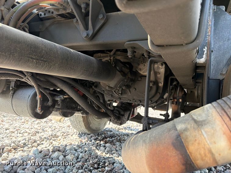 image for item YA5077 2005 Kenworth T300 hook lift truck