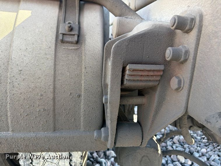 image for item YA5077 2005 Kenworth T300 hook lift truck