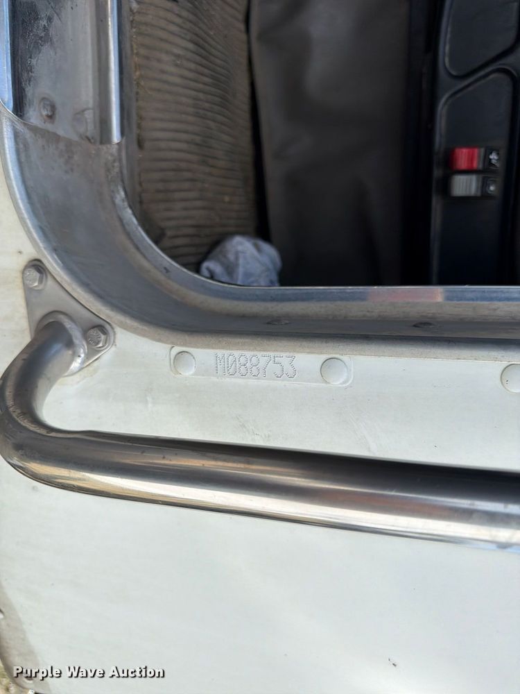 image for item YA5077 2005 Kenworth T300 hook lift truck